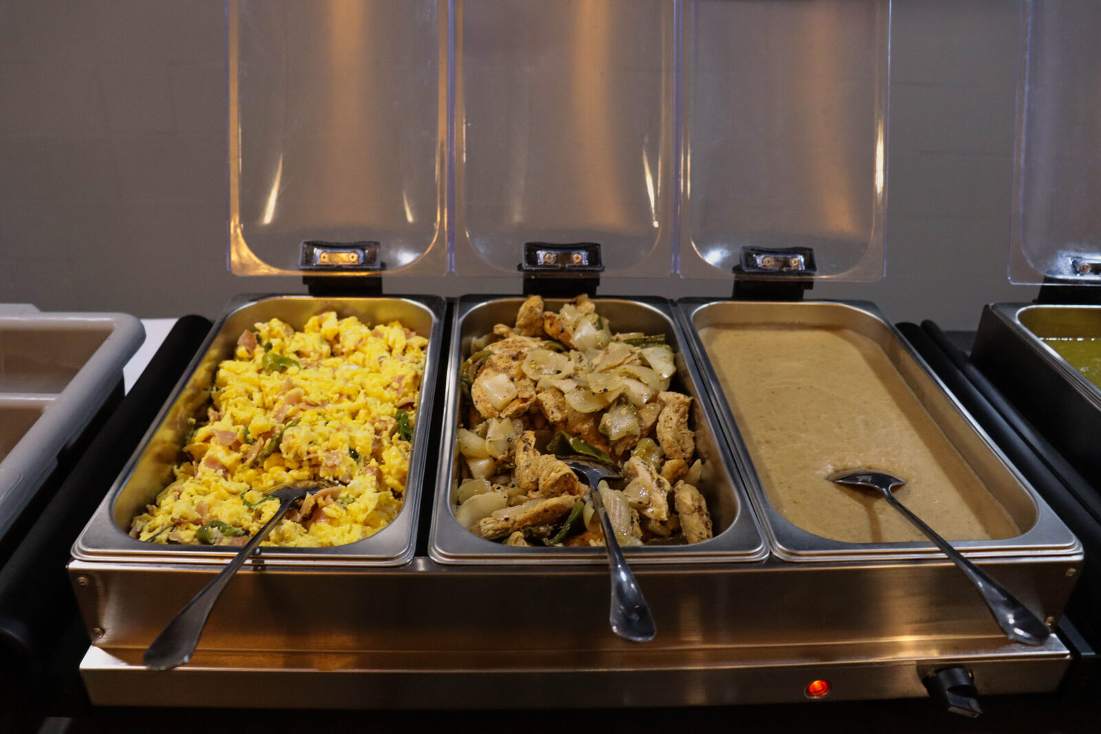 Charolas calientes del buffet