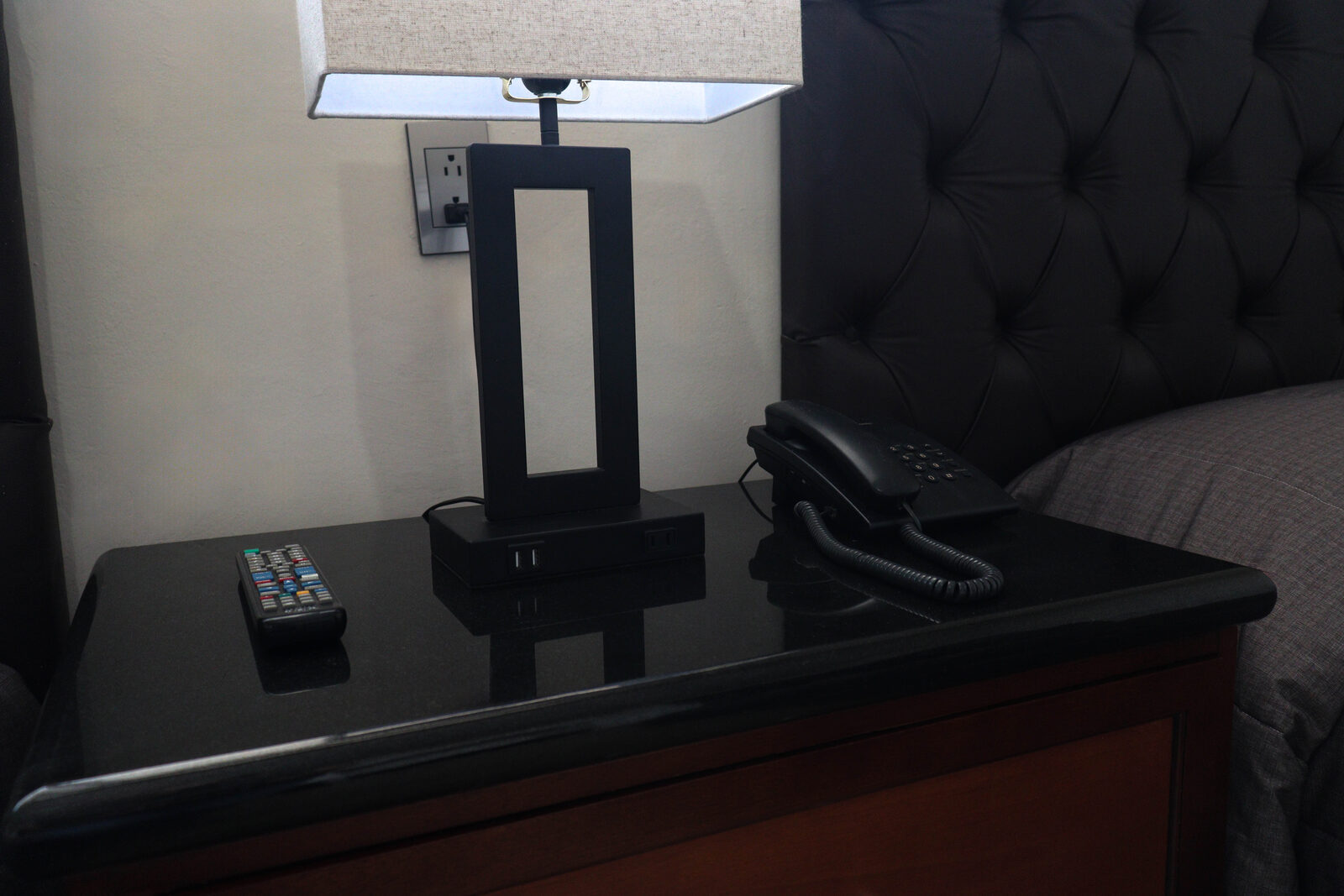 Detalle de lámpara y teléfono