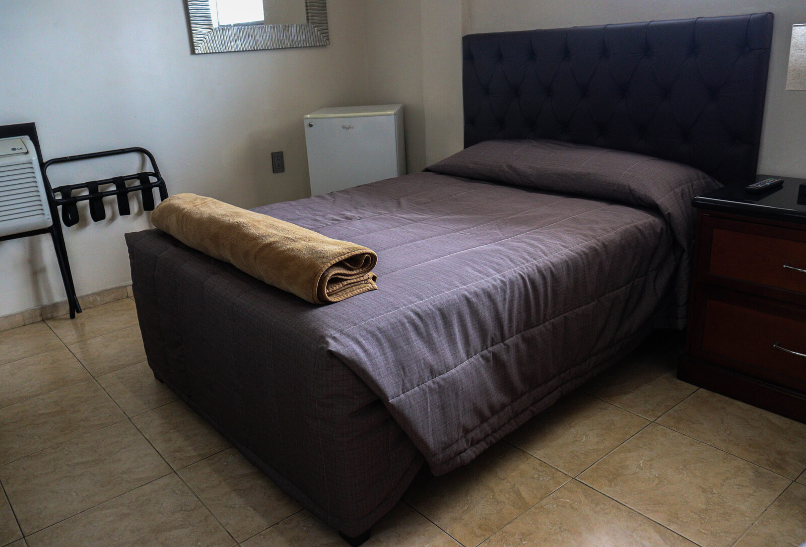 Cama, aire acondicionado y refrigerador