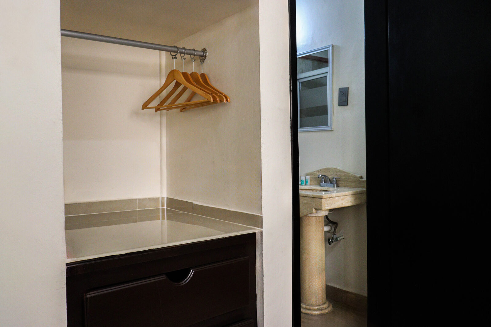 Closet con vista al baño