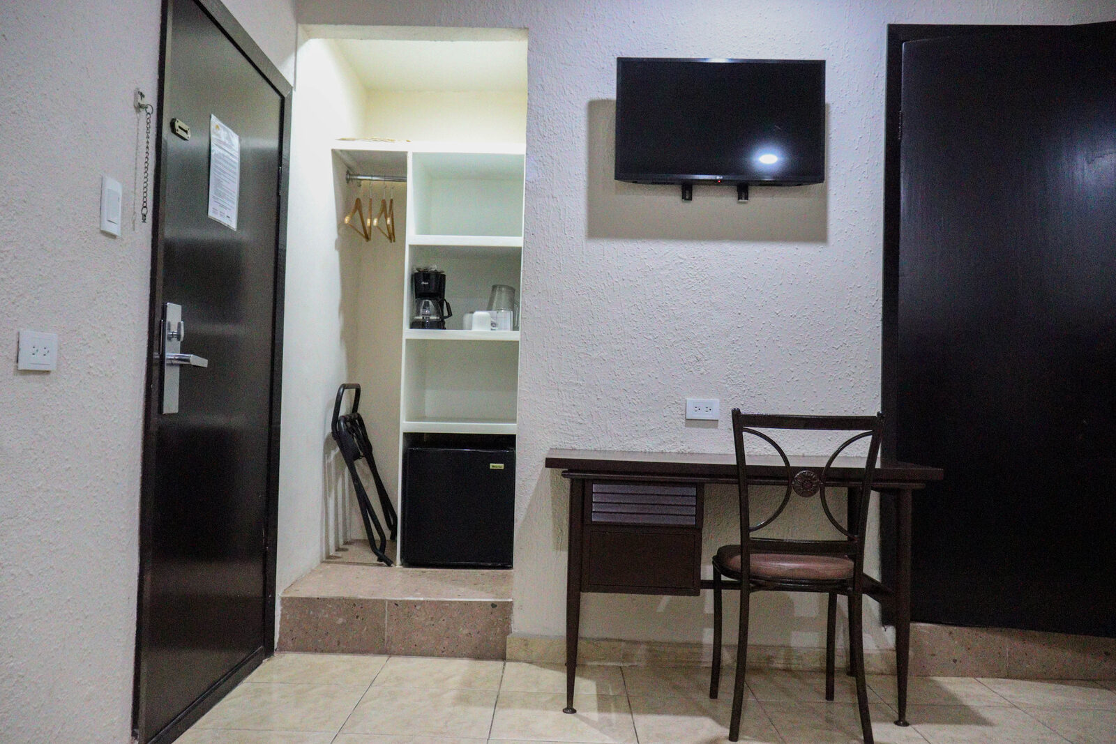 TV, closet y minibar