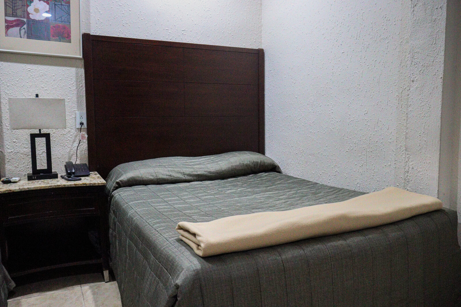 Cama individual y cuadro decorativo