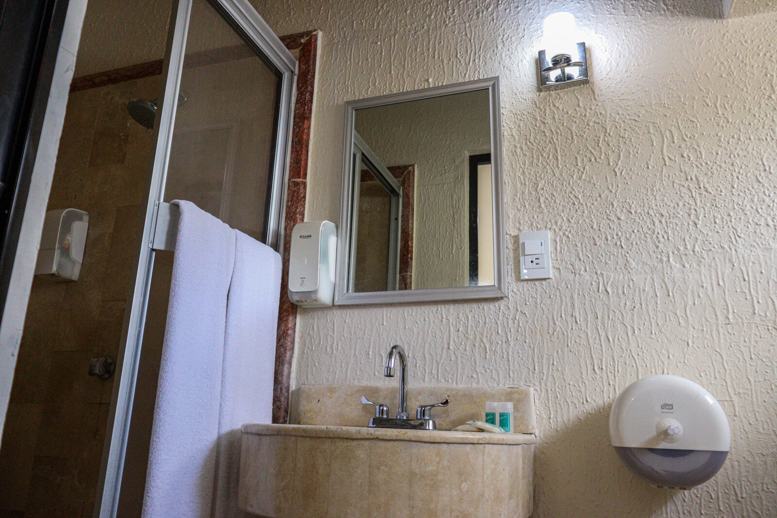 Baño con regadera y lavabo